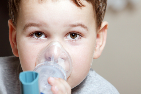 Child-with-breathing-treatment