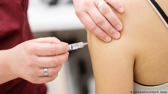 Η Βρετανία η πρώτη χώρα που ενέκρινε το εμβόλιο της Pfizer κατά του κορωνοϊού 