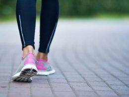 Το περπάτημα βοηθά στη ρύθμιση της γλυκόζης και έχει σημαντικά οφέλη για την υγεία