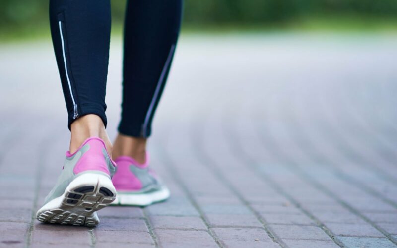 Το περπάτημα βοηθά στη ρύθμιση της γλυκόζης και έχει σημαντικά οφέλη για την υγεία