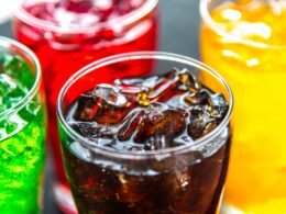 Τα ζαχαρούχα ποτά προκαλούν μείωση των ορμονών που ελέγχουν την όρεξη, σύμφωνα με νέα έρευνα