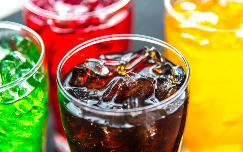 Τα ζαχαρούχα ποτά προκαλούν μείωση των ορμονών που ελέγχουν την όρεξη, σύμφωνα με νέα έρευνα