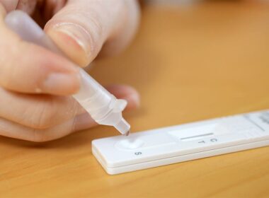Από Παρασκευή 9 Απριλίου αναμένεται να ξεκινήσει από τα φαρμακεία η διάθεση των self tests για κορωνοϊό