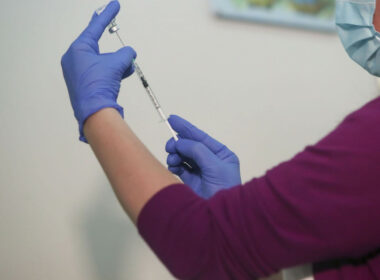 Εβδομάδα Φαρμακοεπαγρύπνησης από τον ΕΟΦ: «Βοηθήστε να κάνουμε τα εμβόλια πιο καλύτερα για όλου αναφέροντας πιθανές ανεπιθύμητες ενέργειες»