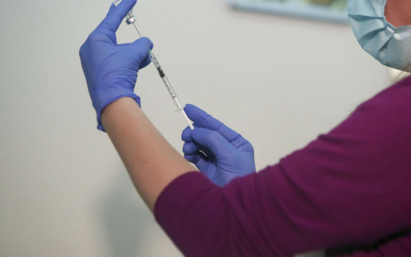 Εβδομάδα Φαρμακοεπαγρύπνησης από τον ΕΟΦ: «Βοηθήστε να κάνουμε τα εμβόλια πιο καλύτερα για όλου αναφέροντας πιθανές ανεπιθύμητες ενέργειες»