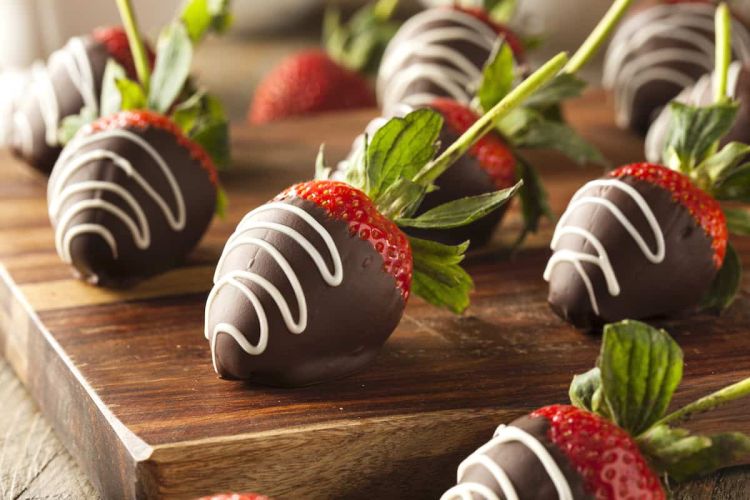 Ένα εύκολο κέρασμα που συνδυάζει τη γλυκιά γεύση της σοκολάτας με τα οφέλη της φράουλας