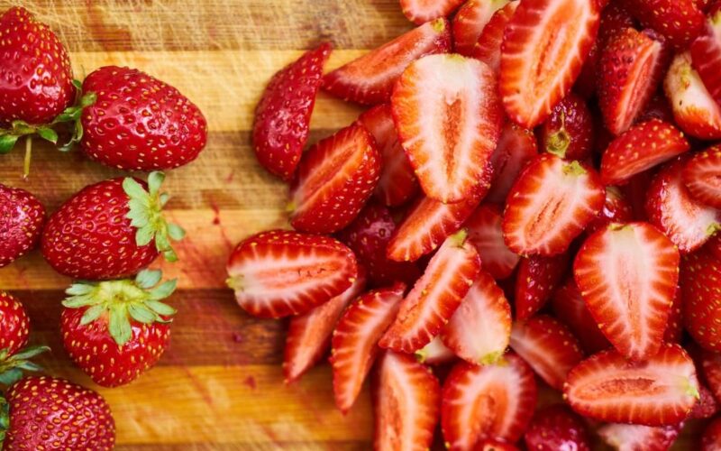 Οι φράουλες είναι πολύ υγιεινές, περιέχουν πολλά αντιοξειδωτικά και βιταμίνες. Είναι επίσης χαμηλές σε θερμίδες, καθώς περιέχουν μόνο περίπου 32 θερμίδες ανά μισό φλιτζάνι.
