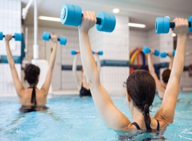 Άτομα με χρόνια προβλήματα υγείας που καθιστούν δύσκολη την άσκηση μπορεί να ωφεληθούν από την υψηλής έντασης διαλειμματική προπόνηση (HIIT) που γίνεται σε πισίνα, προτείνει μια νέα μελέτη.