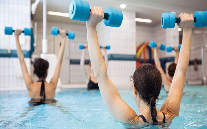 Άτομα με χρόνια προβλήματα υγείας που καθιστούν δύσκολη την άσκηση μπορεί να ωφεληθούν από την υψηλής έντασης διαλειμματική προπόνηση (HIIT) που γίνεται σε πισίνα, προτείνει μια νέα μελέτη.