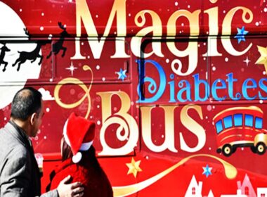 Την «Κόκκινη Κυριακή» 17 Δεκεμβρίου, από τις 10.30 το πρωί έως τις 8 το βράδυ, το Μαγικό Λεωφορείο της ΑΜΚΕ «Με Οδηγό το Διαβήτη»