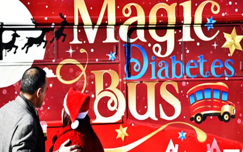 Την «Κόκκινη Κυριακή» 17 Δεκεμβρίου, από τις 10.30 το πρωί έως τις 8 το βράδυ, το Μαγικό Λεωφορείο της ΑΜΚΕ «Με Οδηγό το Διαβήτη»
