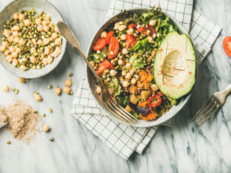 Εύκολη, χορταστική και υγιεινή σαλάτα με αβοκάντο και ρεβίθια