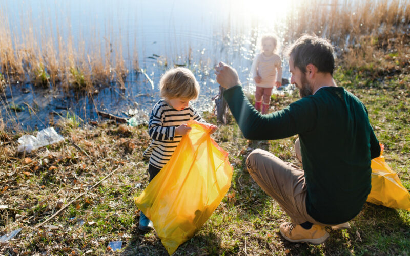 Η έκθεση των πατέρων σε μικροπλαστικά συνδέεται με τα μεταβολικά προβλήματα των παιδιών τους
