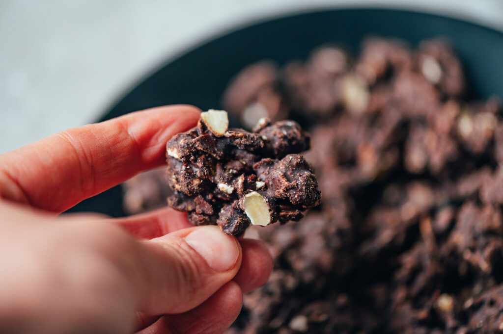 Βραχάκια μαύρης σοκολάτας με κάσιους: Το σνακ που οι διαιτολόγοι ισχυρίζονται ότι βοηθά στον  έλεγχο του σακχάρου στο αίμα σας 