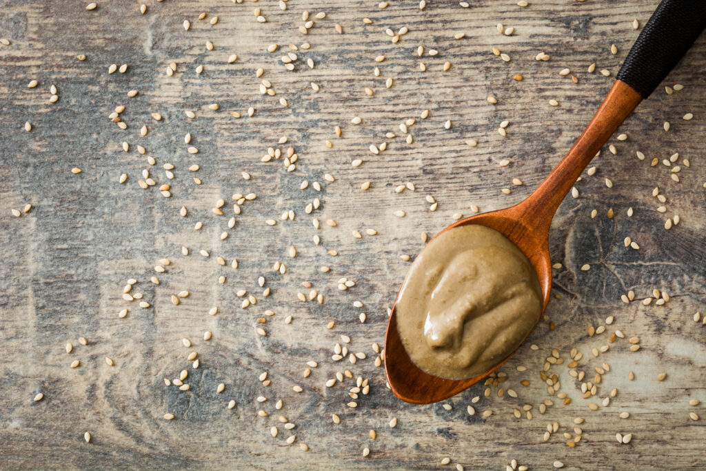 Το ταχίνι δεν είναι απλώς για τη νηστεία: Γιατί είναι το απόλυτο superfood για τον διαβήτη (και πώς να το απολαύσεις σωστά)