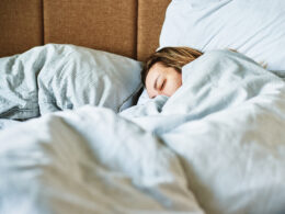 Μελέτη: Περίπου 7 ώρες ύπνου τη νύχτα συνδέονται με χαμηλότερη αντίσταση στην ινσουλίνη και μικρότερο κίνδυνο διαβήτη τύπου 2