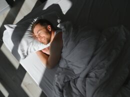 3 πράγματα που πρέπει να κάνετε πριν τον ύπνο για καλύτερο σάκχαρο στο αίμα, σύμφωνα με τους διαιτολόγους