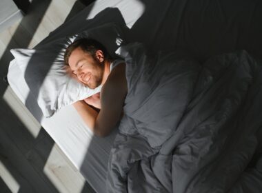 3 πράγματα που πρέπει να κάνετε πριν τον ύπνο για καλύτερο σάκχαρο στο αίμα, σύμφωνα με τους διαιτολόγους